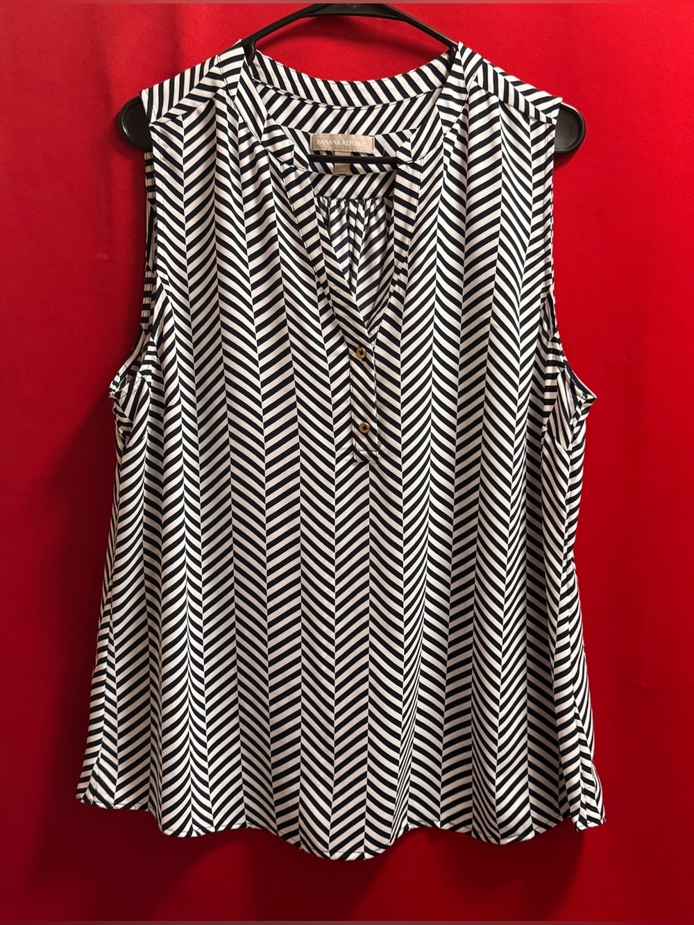 #645- Banana Republic Black/White Chevron Sleeveless Camisole Sz. XL